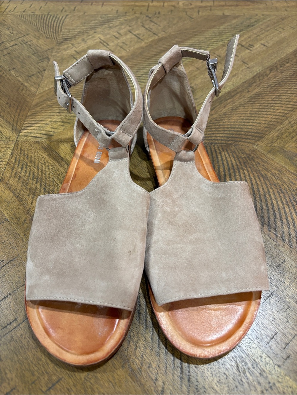 Gianni Bini Women's Beige Suede T-Strap Gladiator Sandals - Neutral
